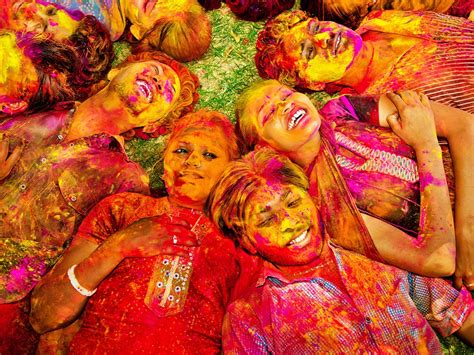 what does holi symbolize.